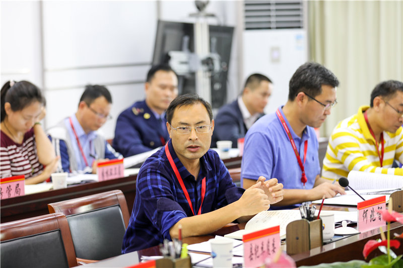 陵水縣委常委、常務副縣長在會上部署燃放煙花爆竹安全管理工作