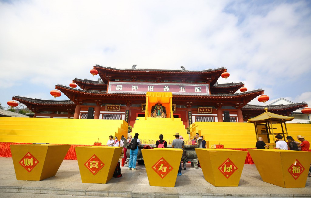 2月8日，工作人員在三亞南山迎財(cái)神廟會(huì)活動(dòng)準(zhǔn)備就緒。
