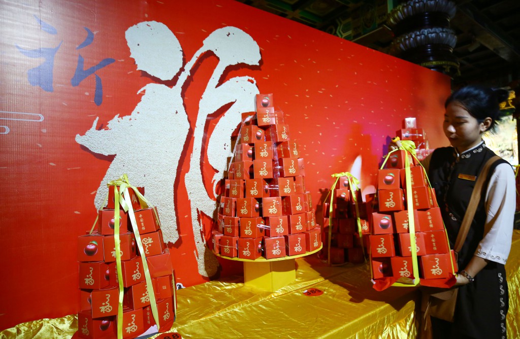 2月8日，工作人員在三亞南山迎財(cái)神廟會(huì)活動(dòng)中準(zhǔn)備擺放水果。