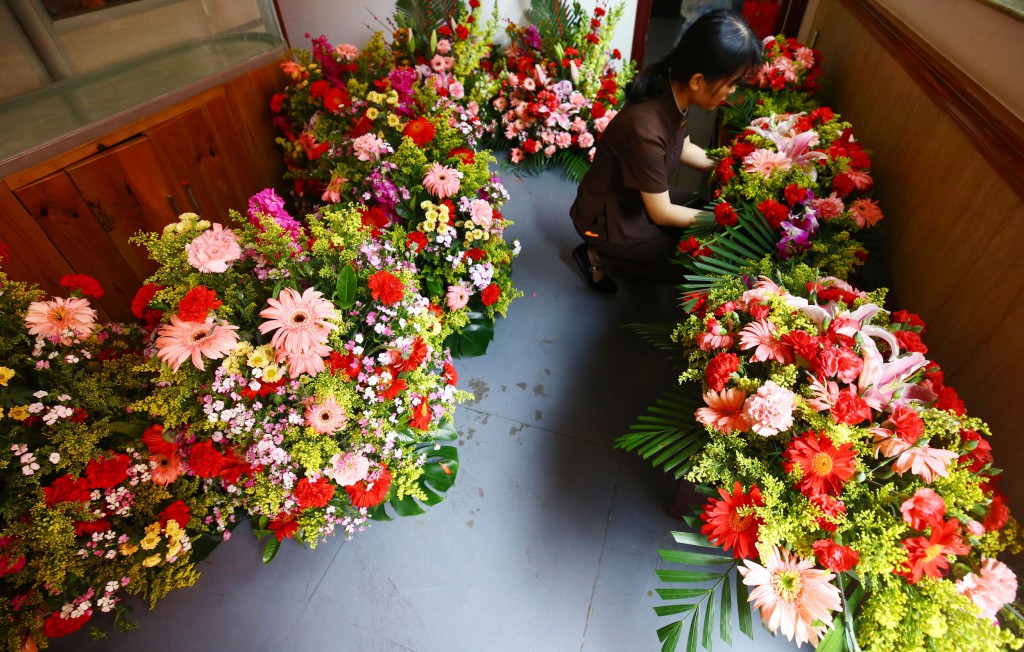 2月8日，工作人員在三亞南山迎財(cái)神廟會(huì)活動(dòng)中準(zhǔn)備鮮花。