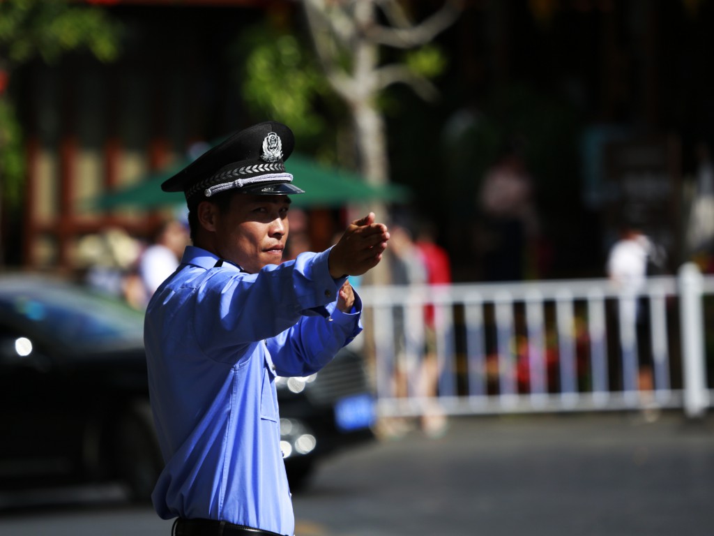2月9日年初五，春節期間，亞龍灣熱帶天堂森林旅游區安保人員堅守在工作崗位，指揮進出園區的車輛，確保景區暢通無阻，熱情地為前來景區旅游過年的游客服務。（黃慶優攝） (1)