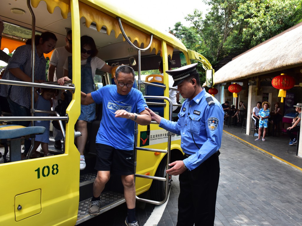 2月9日年初五，春節黃金周期間，三亞亞龍灣熱帶天堂森林旅游區員工堅守在工作崗位上，熱情地為前來三亞旅游過年的中外游客服務。（黃慶優攝）