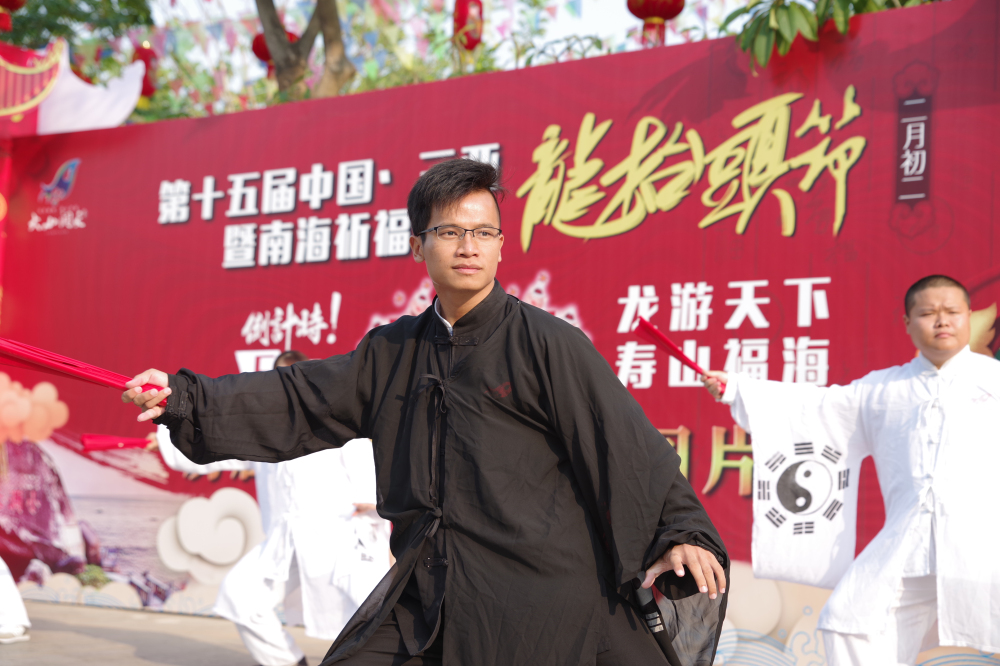 龍?zhí)ь^圖片展現(xiàn)場開展太極扇表演