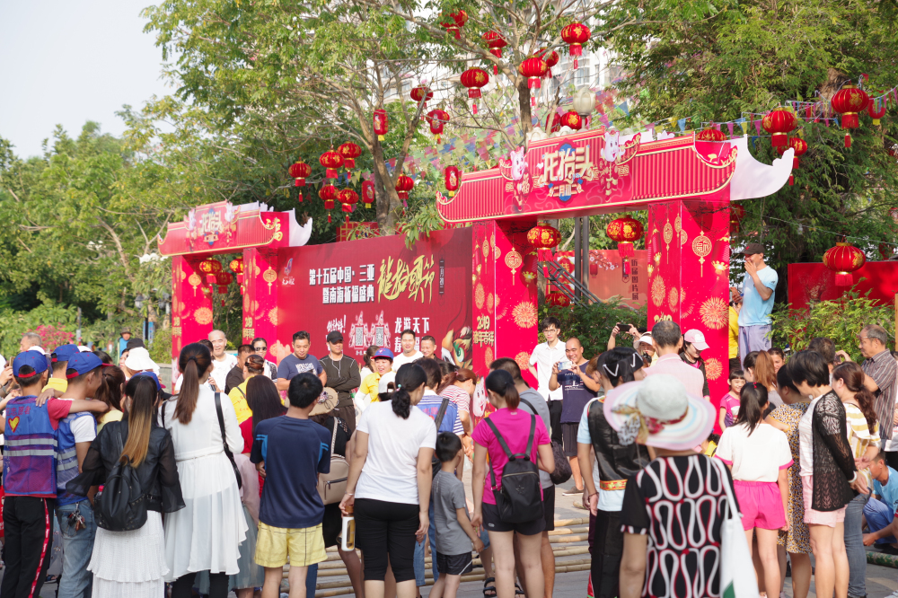 市民游客在龍?zhí)ь^記憶圖片展現(xiàn)場4