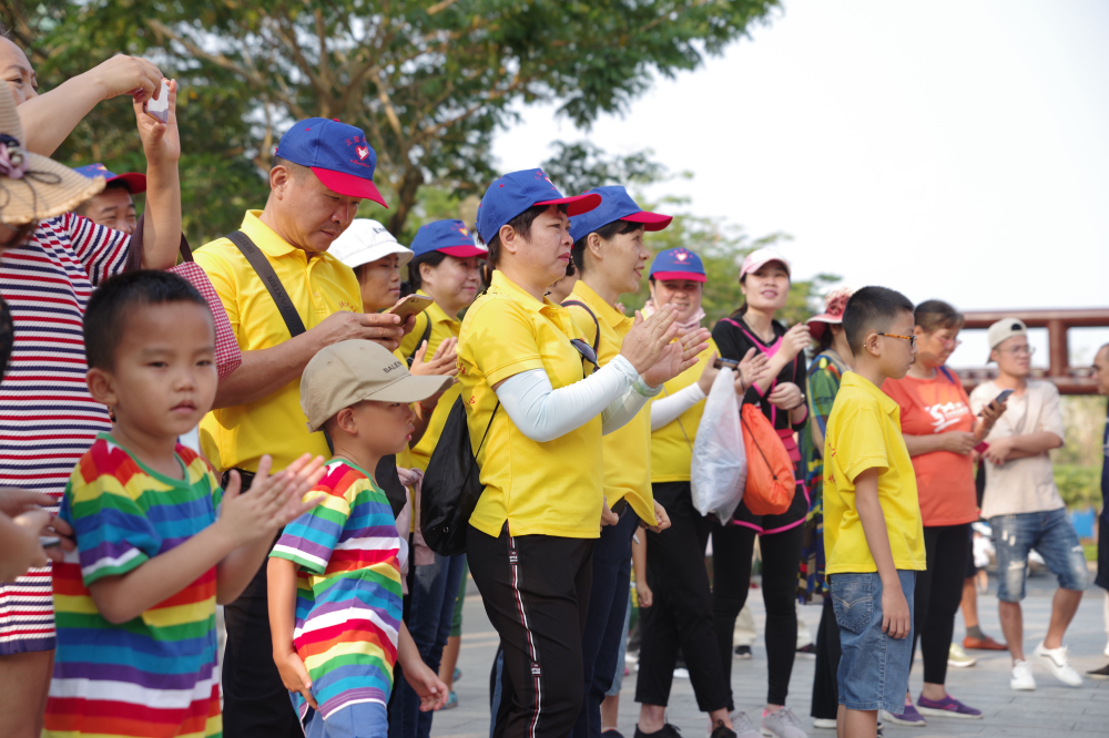 市民游客在龍?zhí)ь^記憶圖片展現(xiàn)場