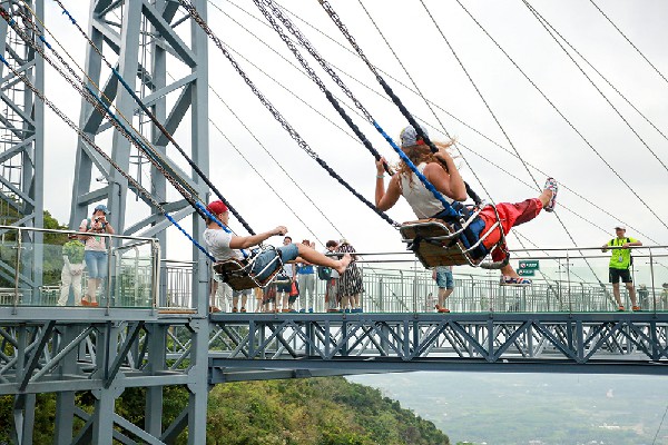 俄羅斯知名博主共同體驗懸崖觀海秋千