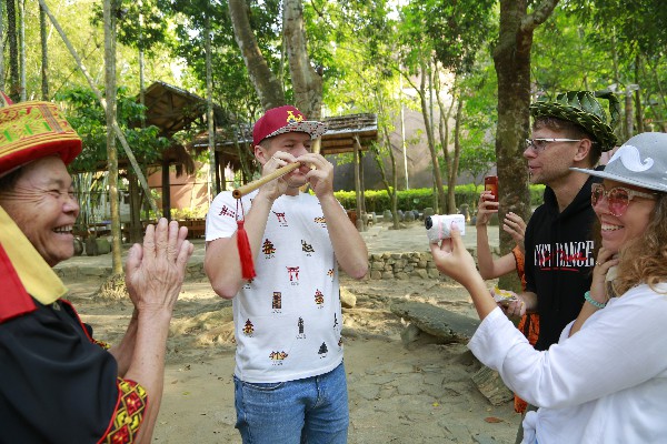 4、俄羅斯網(wǎng)紅眷侶體驗黎族鼻蕭吹奏