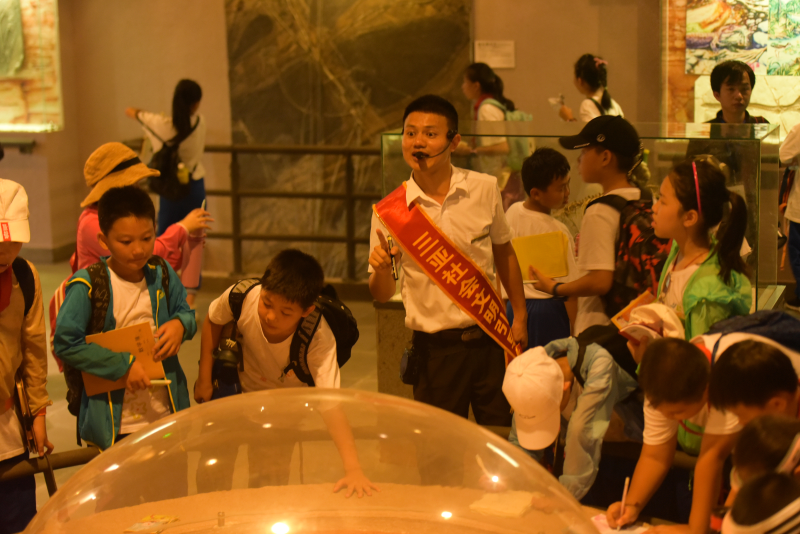 學生們認真聆聽博物館講解