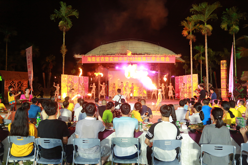 6、景區演員在晚會上展示黎族“噴火”特技