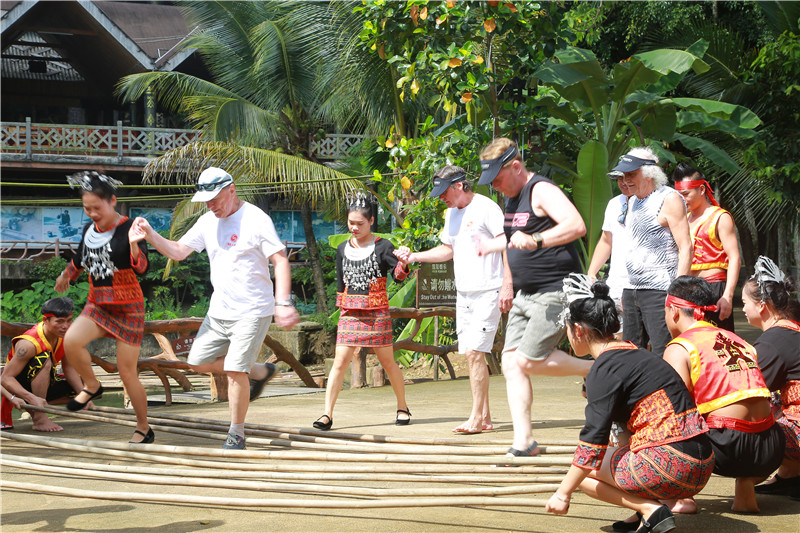 4、俄羅斯友人跳起歡快的黎族“打柴舞”