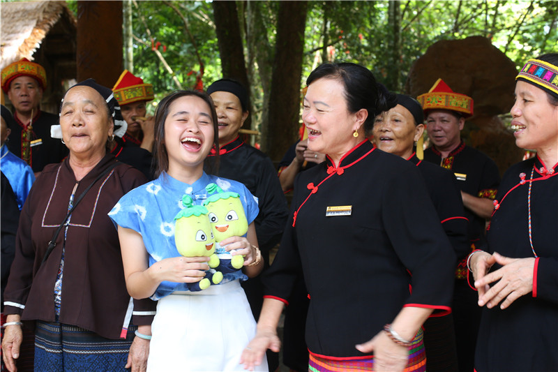 5、印度尼西亞網(wǎng)紅gritteagathaa與阿婆深情演唱海南經(jīng)典民歌《久久不見久久見》