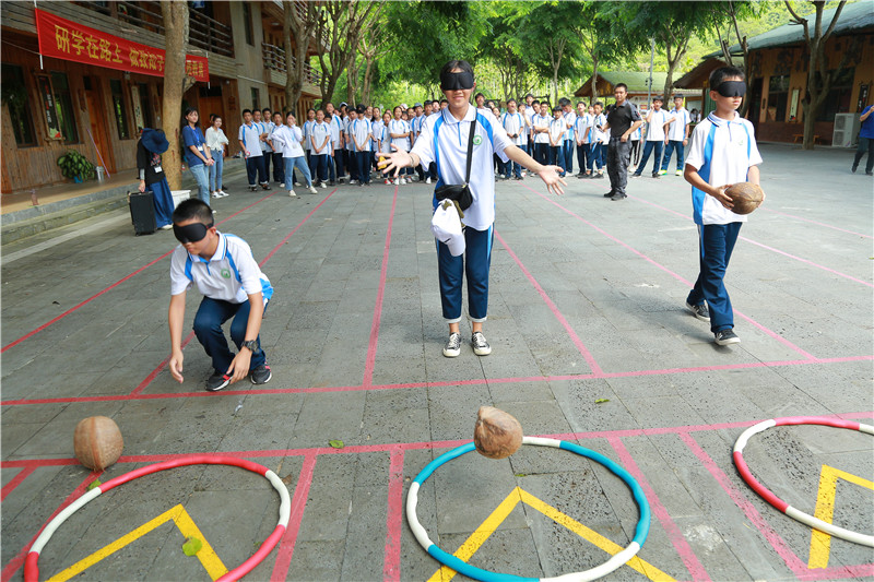 4、同學們開心體驗“椰子戰爭”拓展項目