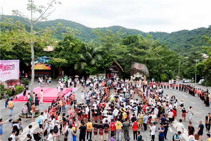 8、往屆七夕相親慶典活動，百名相親嘉賓與游客共同體驗千人竹竿舞