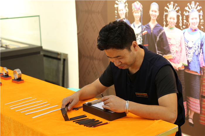 11、檳榔谷特色民族文創產品亮相嬉水節 將“非遺”帶回家