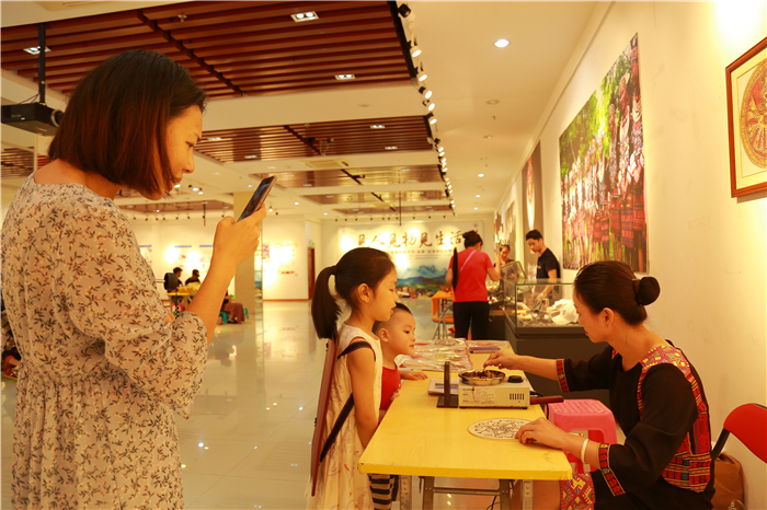 8、檳榔谷特色民族文創產品亮相嬉水節 將“非遺”帶回家