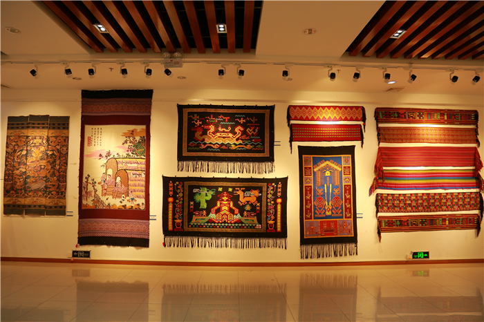 1、檳榔谷特色民族文創產品亮相嬉水節 將“非遺”帶回家