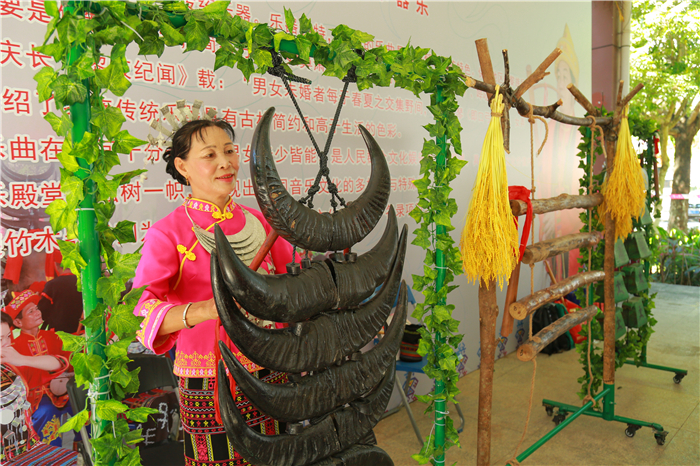 7、檳榔谷特色民族文創產品亮相嬉水節 將“非遺”帶回家