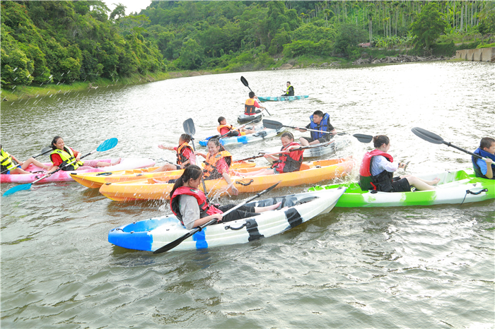 2、“少年演講家”玩轉(zhuǎn)檳榔谷 蕩槳飛歌“悠黎客”
