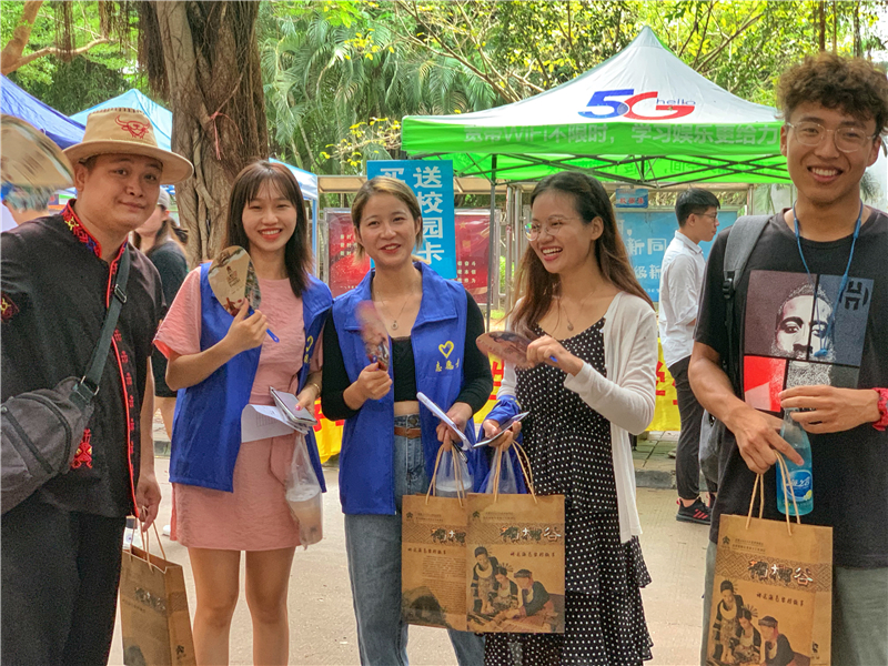 6.贈送禮品給學生們 6.贈送禮品給學生們