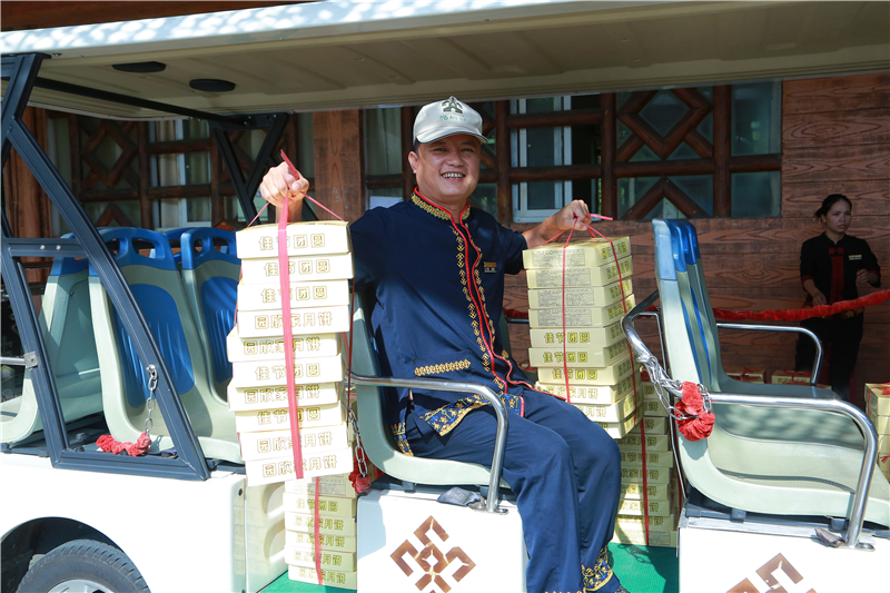 8、檳榔谷中秋慰問村民員工 2000余份月餅送農(nóng)家暖人心