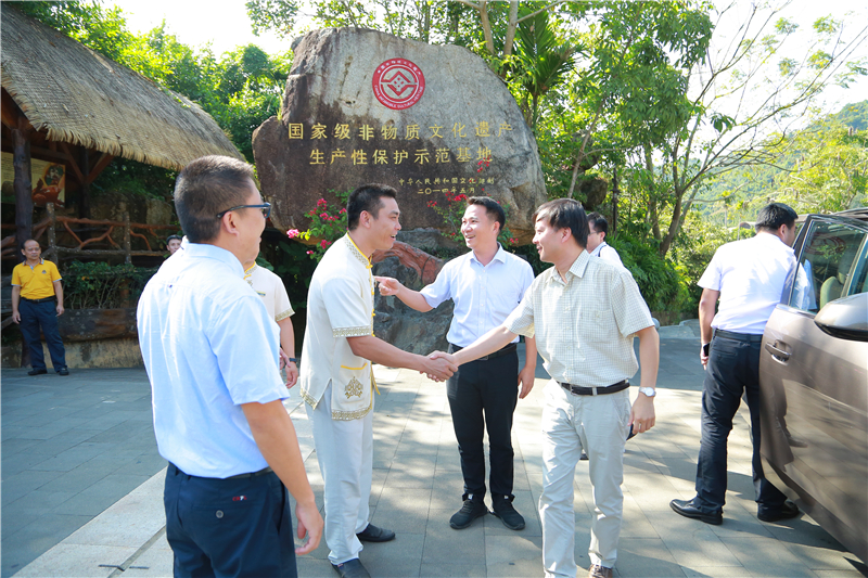 1、海南省商務(wù)廳黨組書記、廳長陳希一行到檳榔谷調(diào)研