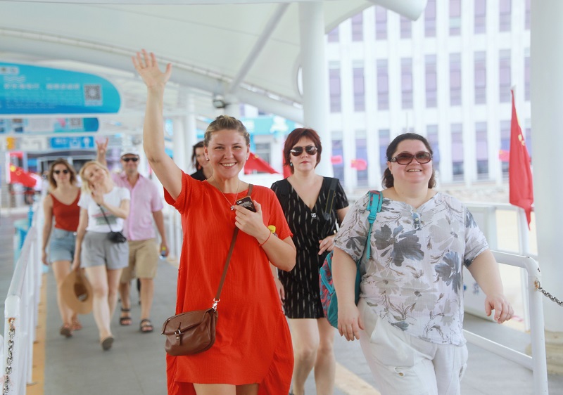 1、俄羅斯考察團走進蜈支洲島