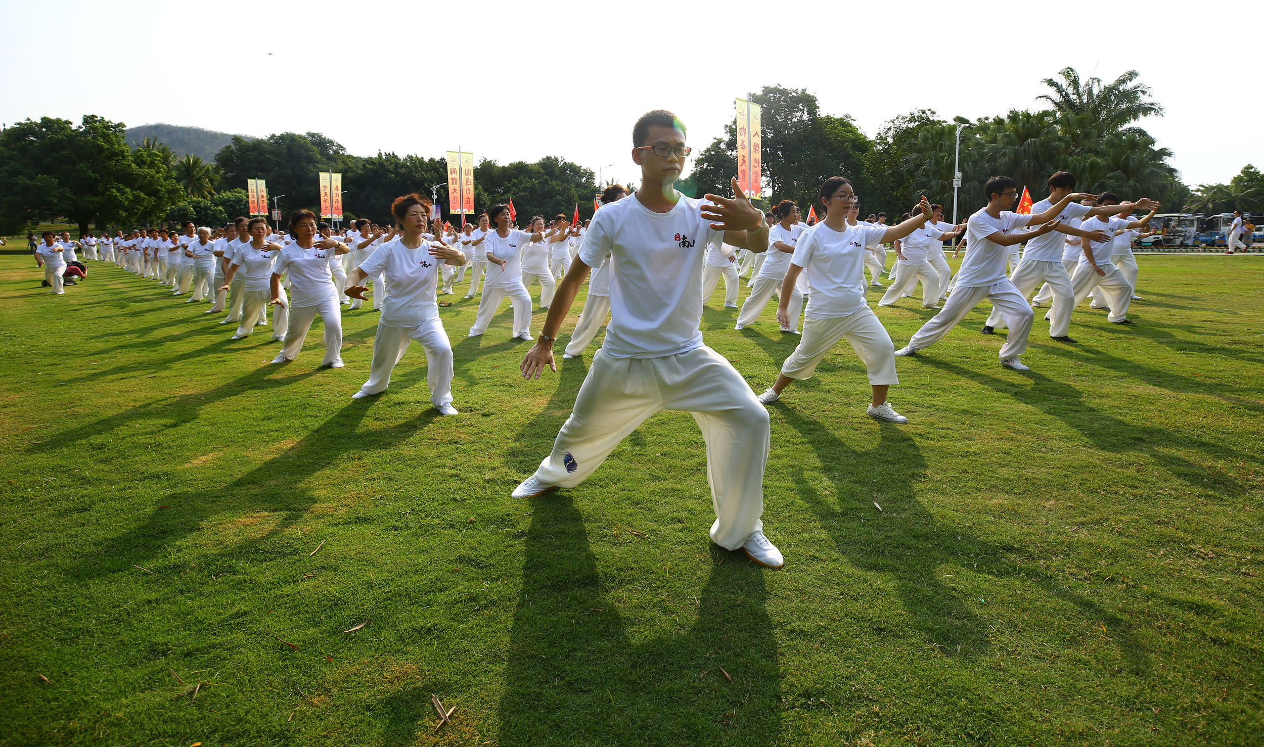 資料圖：千人在三亞南山景區晨練太極。