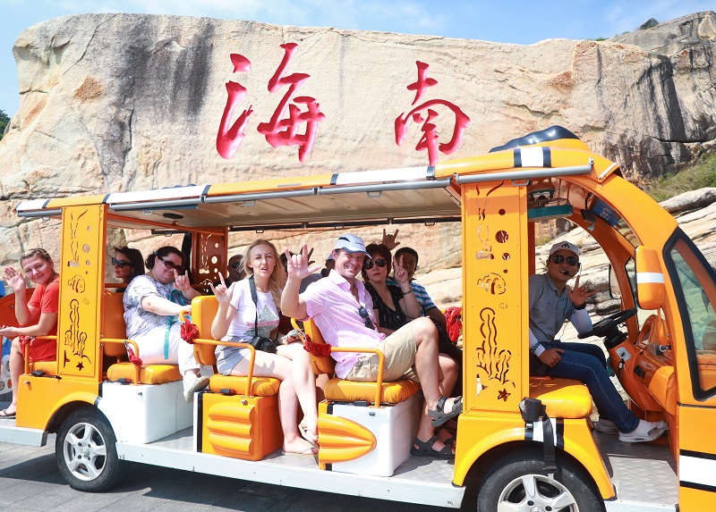 3、考察團一路欣賞“石里畫廊”風光