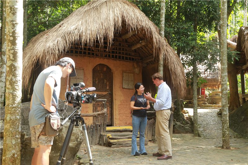 攝制組拍攝隆閨