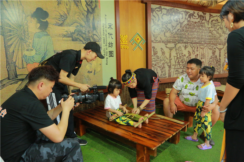 萌娃體驗織黎錦