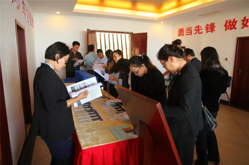 專家團查看相關創標工作材料 專家團查看相關創標工作材料