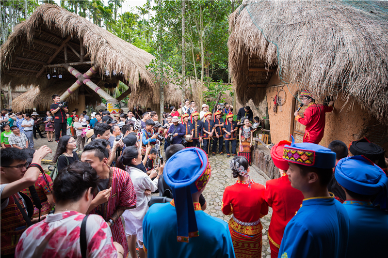 2、以民族文化為底蘊(yùn)，展示黎族原汁原味的傳統(tǒng)婚禮習(xí)俗，充滿民族韻味的文化體驗(yàn)吸引了國(guó)內(nèi)外游客的喜愛。