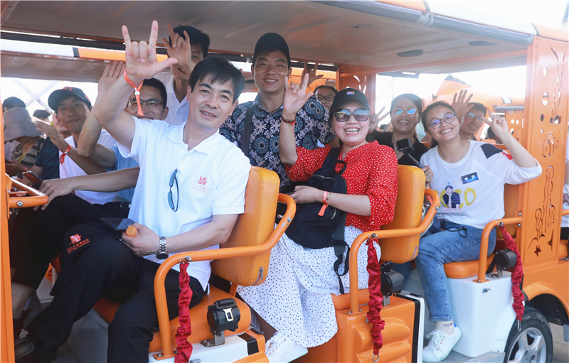 獲獎教師用蜈支洲島特色的“哇哎嚕”手勢打招呼(2) 獲獎教師用蜈支洲島特色的“哇哎嚕”手勢打招呼(2)