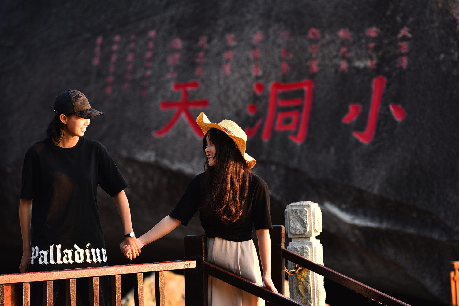 游客暢游大小洞天