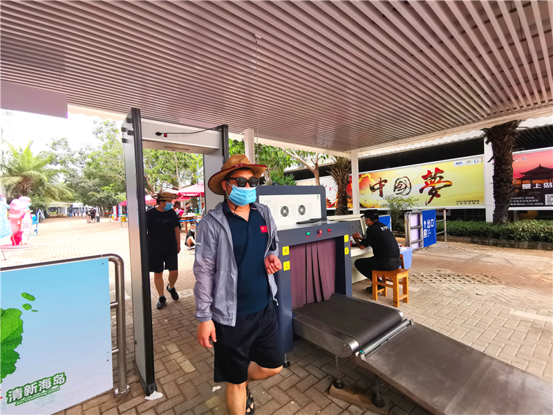 游客依次安檢入園