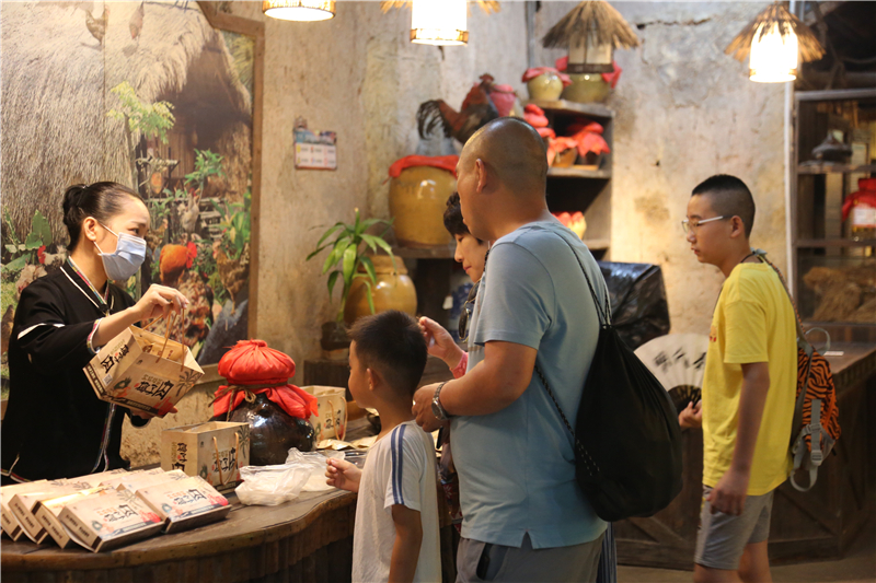 8、游客購(gòu)買黎族特色小吃