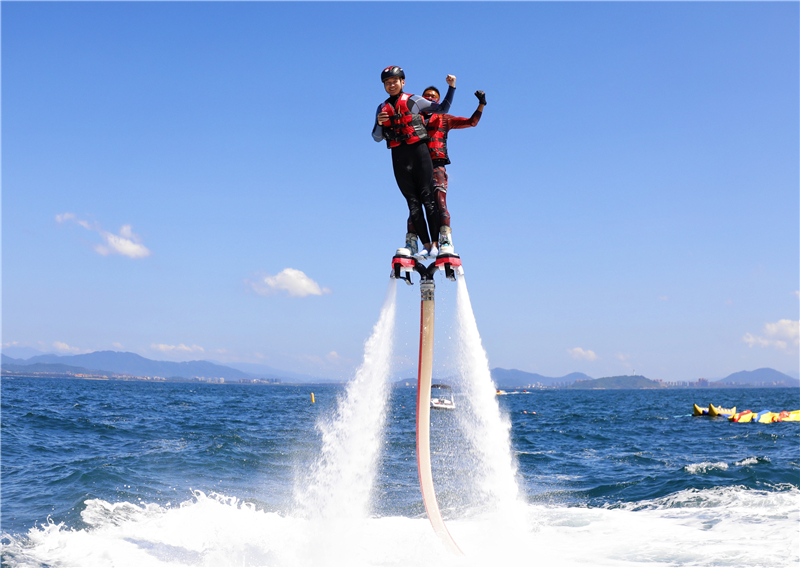 游客體驗水上飛人