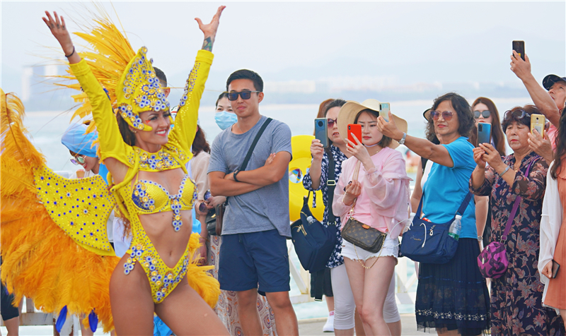 游客駐足圍觀外籍舞蹈表演