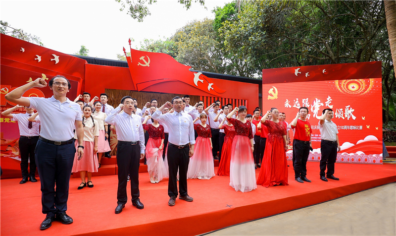 現(xiàn)場黨員同志莊嚴宣誓 現(xiàn)場黨員同志莊嚴宣誓