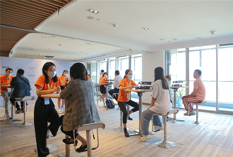 圖2 酒店籌備團隊親切接待應(yīng)聘者